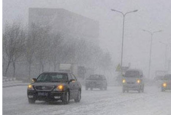 美宾州遭遇暴风雪，导致66辆车连环追尾，车祸现场情况如何？