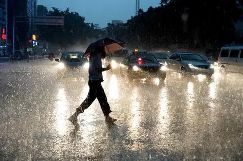 长沙突降暴雨，有门店被淹近半，今年的强降雨天气为何如此频发？