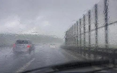 长沙突降暴雨，有门店被淹近半，今年的强降雨天气为何如此频发？