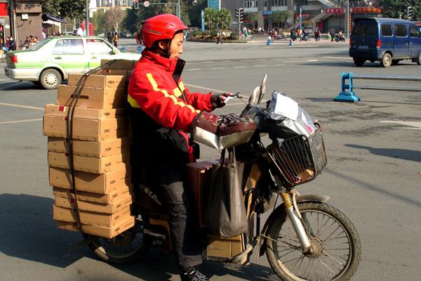 快递员在快递盒子上写去死吧，他为什么这样做？