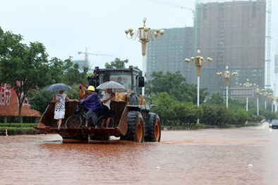 马路积水铲车运送市民10元一位，这么做合理吗？