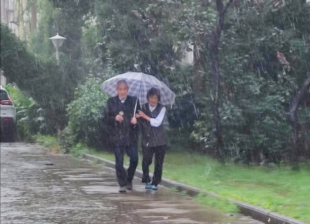 孙女返程爷爷雨中相送不肯离开，你被这一幕感动到了吗？