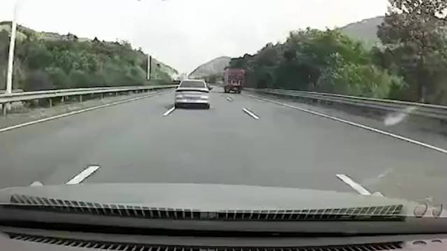 广东警方通报网约车乘客高速上跳车，此事背后到底有何隐情？