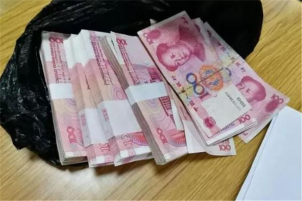 湖北宜昌一河道现大量现金，路人争相打捞，你如何看待这种行为？