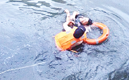 浙江义乌一民警冲下河90秒救起落水者，此民警身上有哪些可贵的精神？