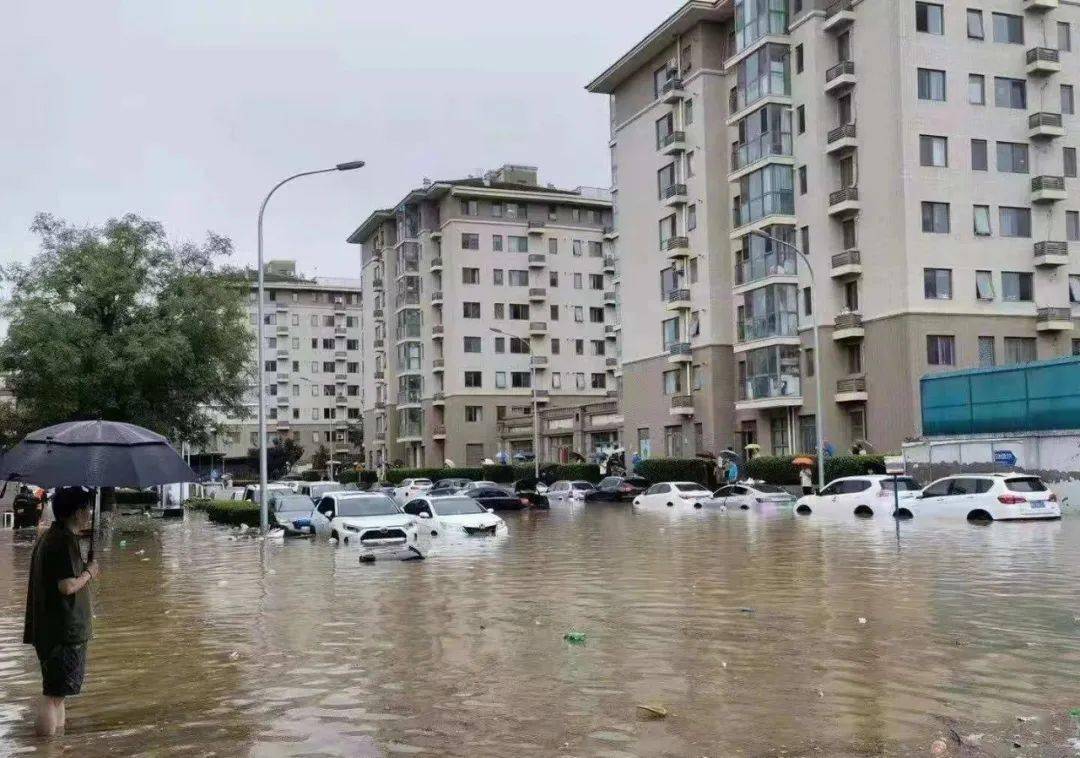 北京巨型雨幕从天而降，多地已出现积水倒灌，当地采取了哪些举措？