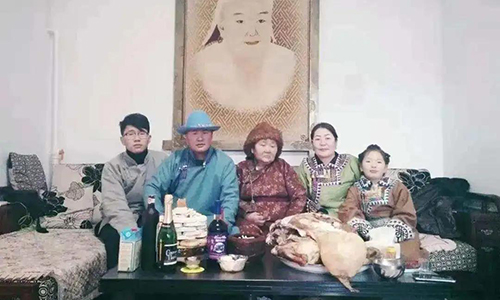 妈妈和儿子同高考被大学录取，他们是怎么做到的？