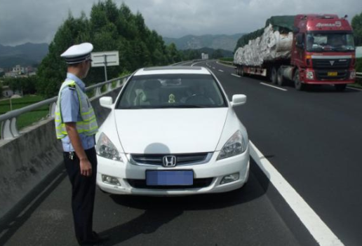 如何处理（高速公路）交通事故