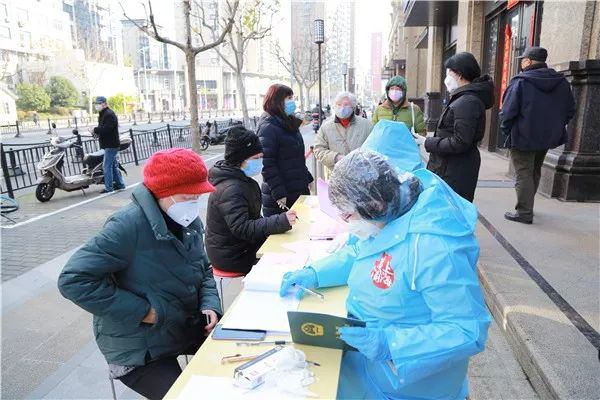 上海小区居民回应居委会殴打两女子，该事件的具体详情是怎样的？