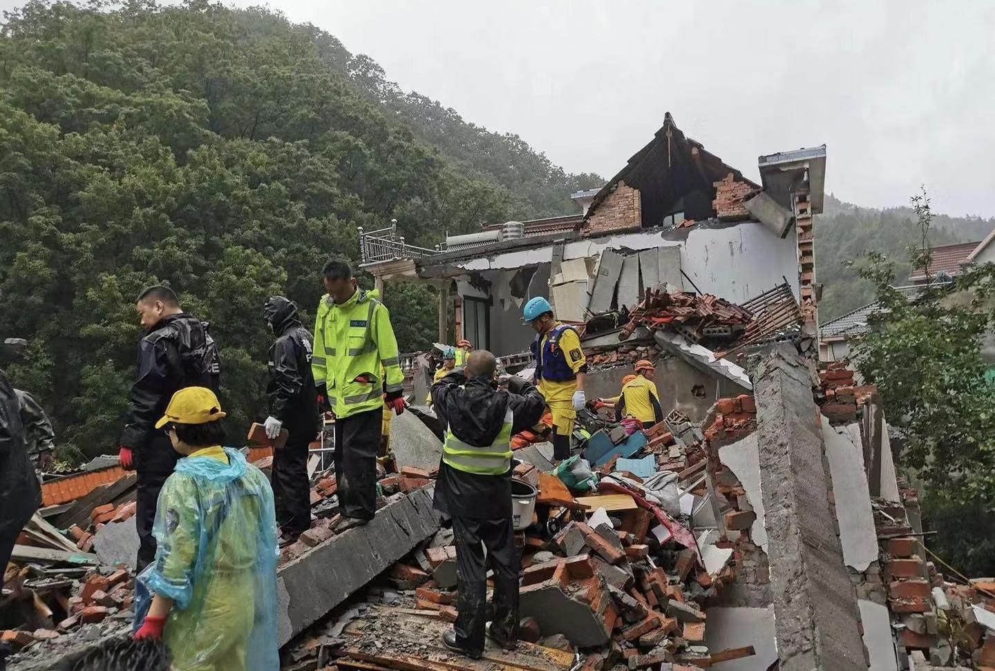 台风烟花登陆浙江舟山，当地人该如何防范？