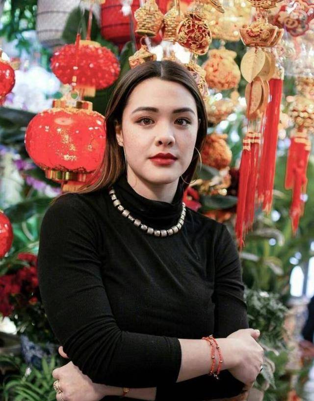 钟丽缇晒母女三人照，哪个女儿颜值更高？