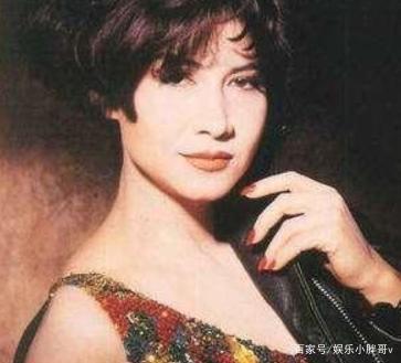 “铁肺天后”甄妮：丧夫4年后诞下一女，25年后女儿怎样了？