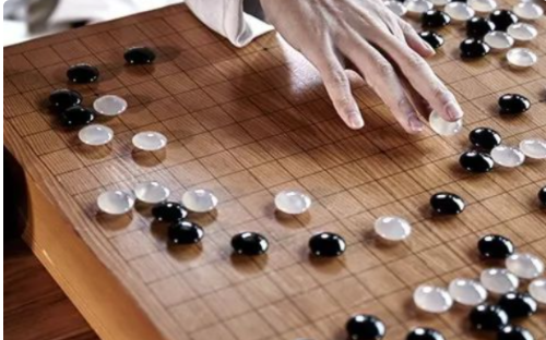 围棋的棋盘由纵横19道线交叉组成，请问棋盘上一共有多少个交叉点？