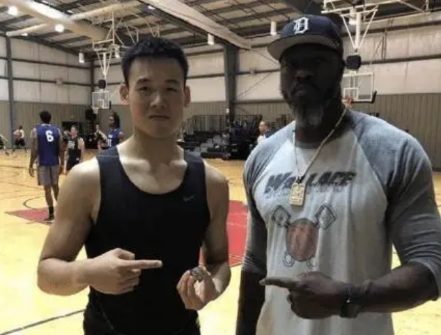 你能介绍一下本华莱士这位NBA球员吗？