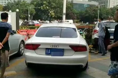 西安一男子当街怒砸奥迪车，这么做会有何后果？