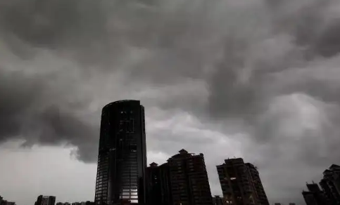 上海暴雨大风雷电来袭，3名大白被刮跑，当时究竟发生了什么？