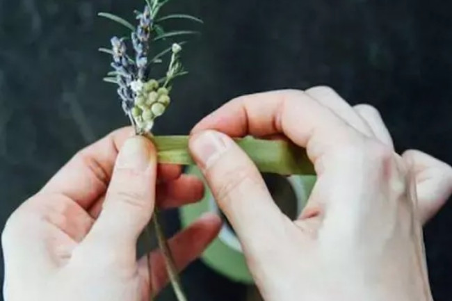 如何用鲜花制作胸花