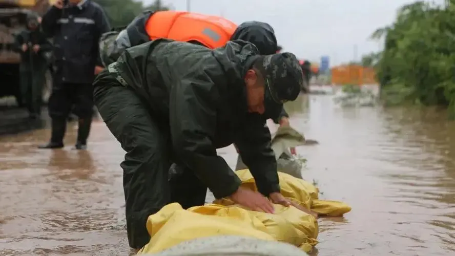 山西洪水导致一段铁路冲垮，给铁路交通造成了哪些影响？