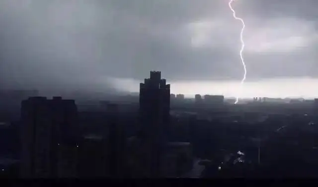 上海暴雨大风雷电来袭，3名大白被刮跑，当时究竟发生了什么？