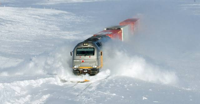 内蒙古通辽积雪破纪录，网友实拍火车破雪前行，现场有多壮观？