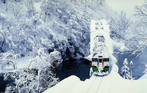 内蒙古通辽积雪破纪录，网友实拍火车破雪前行，现场有多壮观？