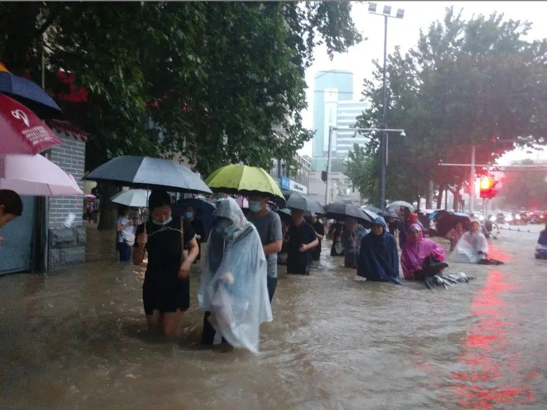 郑州暴雨白天瞬间变黑夜，天气突然变化的原因是什么？