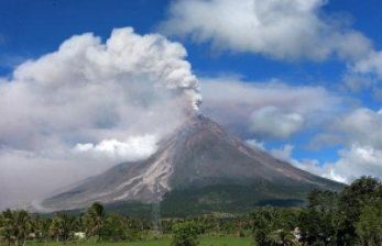 印尼火山发生剧烈喷发已致13死41伤，火山喷发能提前预警吗？