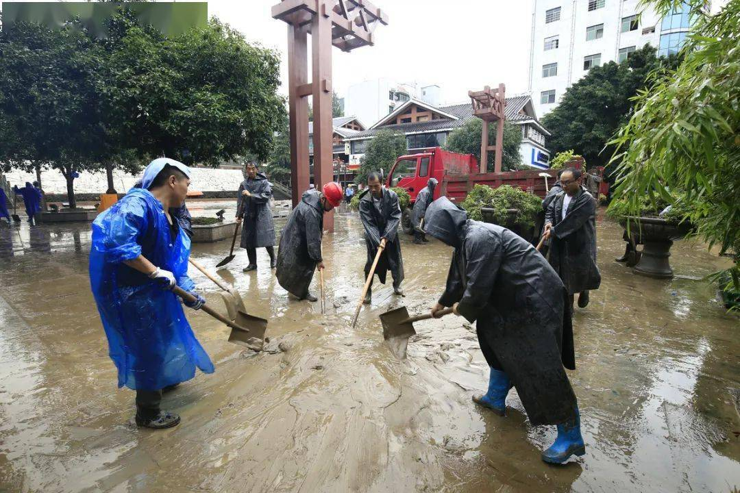 湖北居民自述家人被洪水冲走，在天灾面前，我们有多么渺小？