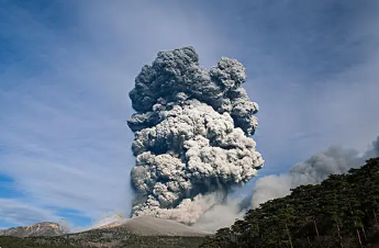 印尼火山发生剧烈喷发已致13死41伤，火山喷发能提前预警吗？