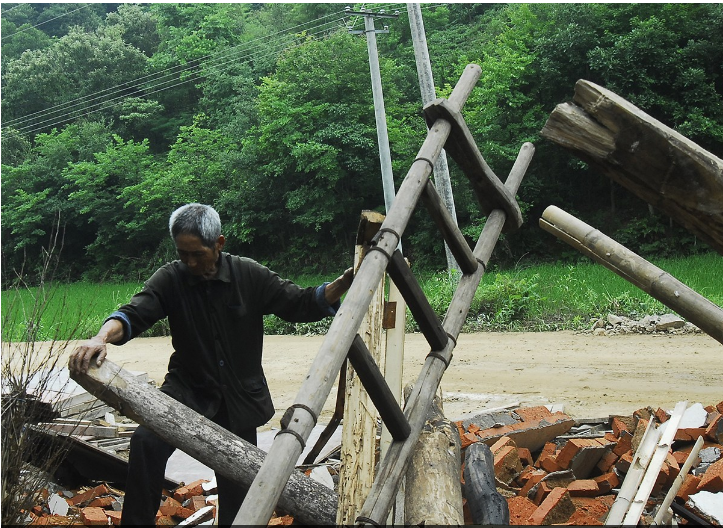 狂风暴雨之夜独居老人房屋被拆是怎么回事？