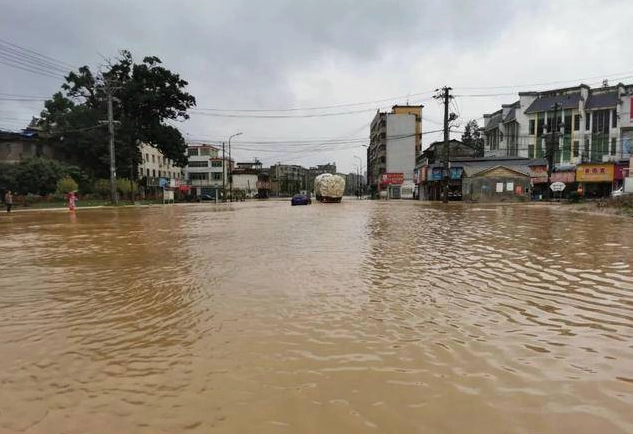 云南丘北遭遇暴雨袭击，这波暴雨给当地带来了哪些影响？