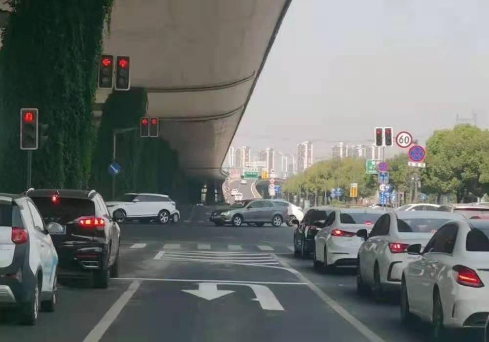 郑州将再遭强降雨侵袭，市民连夜将车停满高架，此举是否违规？