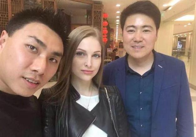 梅爱偲：高考失利后出国，娶乌克兰18岁美女，他后来怎么样了？