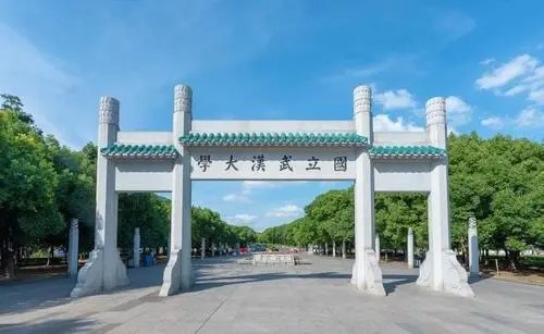 现在武汉大学有牌坊的那个门叫什么门，为什么百度地图上找不到呀？