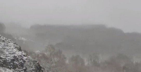 北京今日大部分地区有小雨，门头沟灵山已飘雪，这是一番怎样的景象？