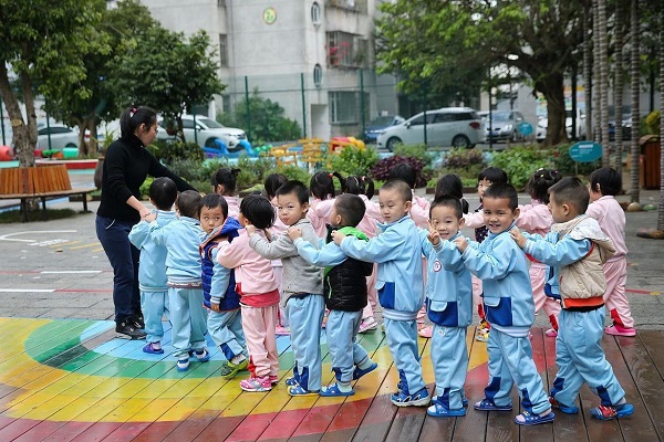 爸爸送女儿上幼儿园哭成泪人，网友对此有何评价？