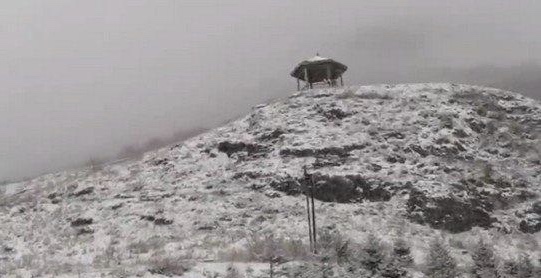 北京今日大部分地区有小雨，门头沟灵山已飘雪，这是一番怎样的景象？