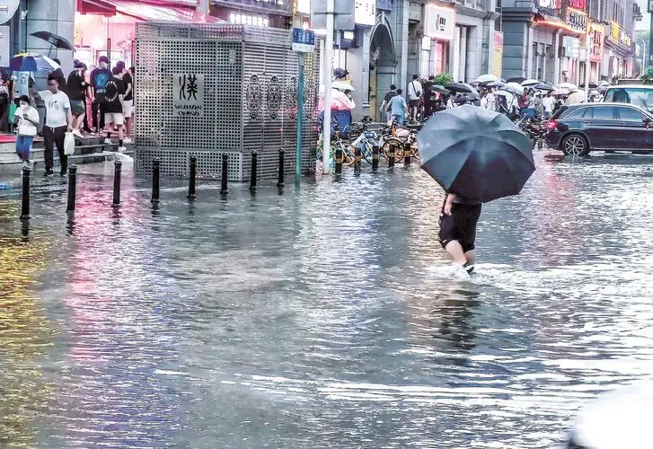 暴雨突袭，上海堪比台风过境，如何应对强对流天气？