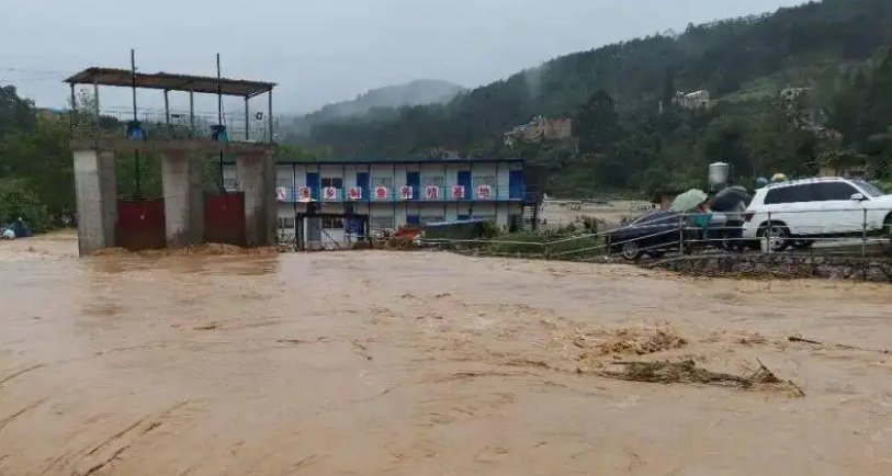 云南丘北发生暴雨灾害，遇到这种天气的时候该如何保护自己？