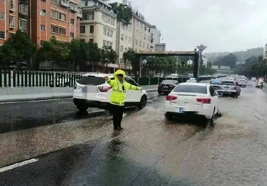 云南丘北发生暴雨灾害，遇到这种天气的时候该如何保护自己？