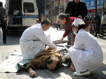 江苏一女医护顶着染发剂急救失去意识路人，这位女医护身上有哪些可贵精神？