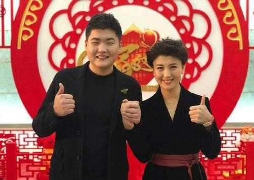 闫学晶27岁儿子大婚，女方是何许人也？