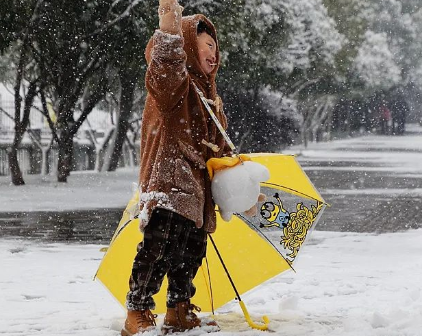 大雪纷飞，湖南多地宣布停课放假，此次寒潮天气会持续多久？