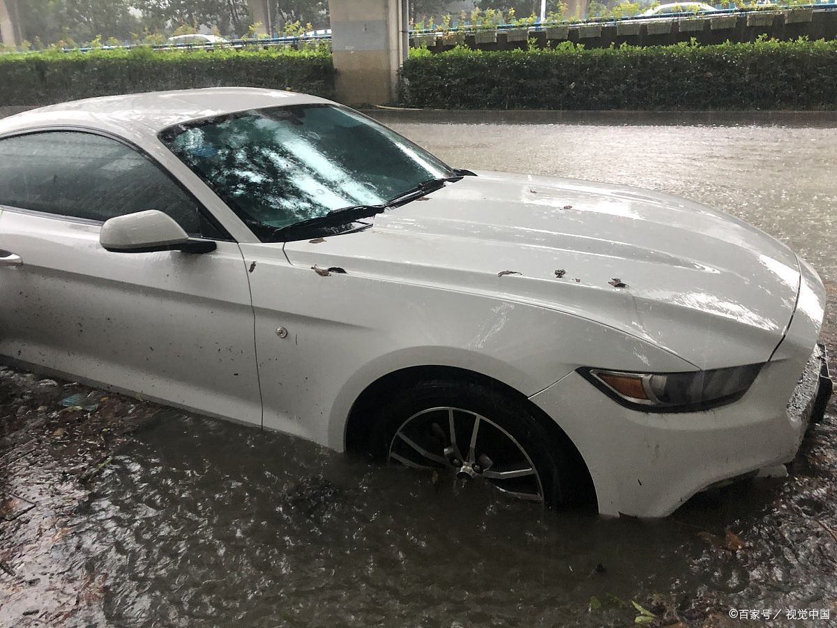 郑州5号线地铁站口，“雨衣爸爸”的表现令人泪目，他到底是谁？