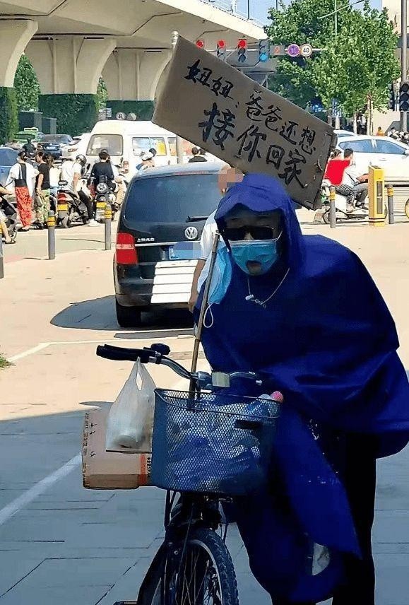 郑州5号线地铁站口，“雨衣爸爸”的表现令人泪目，他到底是谁？