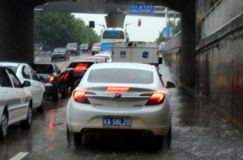 上海暴雨下，黑夜中巨大闪电击地，东方明珠是否会被闪电击中？