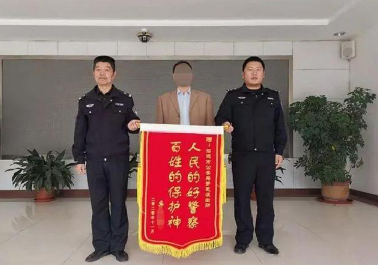 点赞！家长为灭火耽误儿子入学，民警为其道！家长民警是否都该被夸赞？