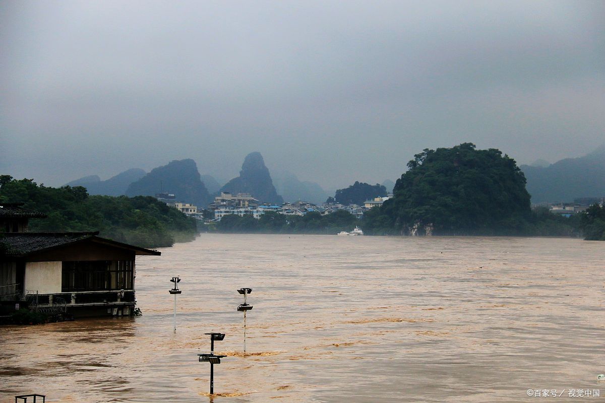 郑州5号线地铁站口，“雨衣爸爸”的表现令人泪目，他到底是谁？