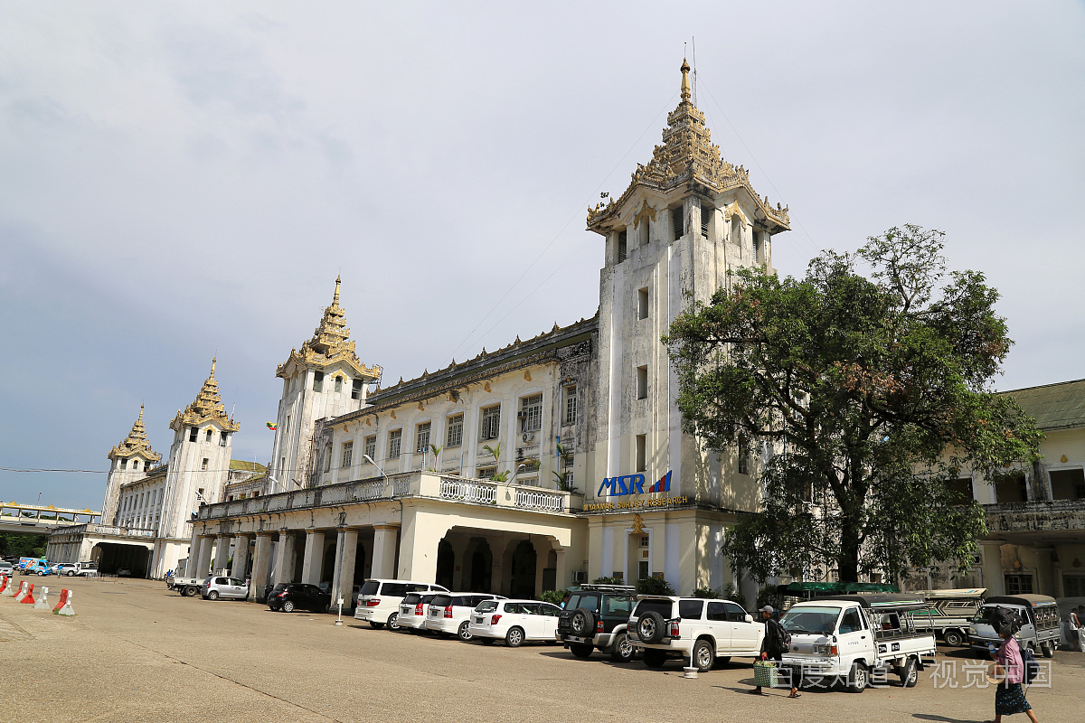 长春西站售票员怒怼插队旅客，引发广大关注，公共道德如何提高？