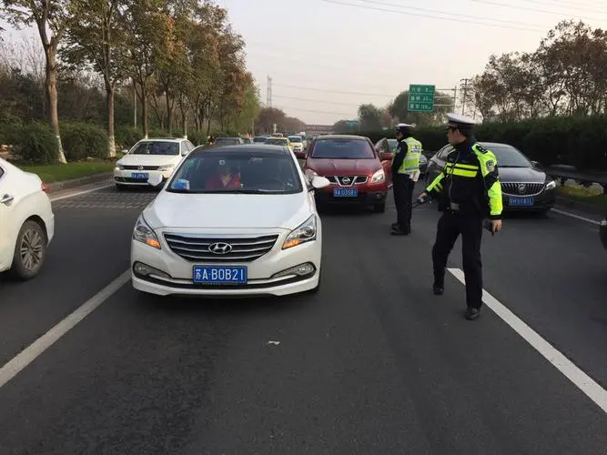 京藏高速一男子违规变道发生剐蹭，是否可以认定对方为危险驾驶？